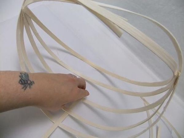 Start to weave the bottom of the basket. Start to weave the bottom of the basket.
