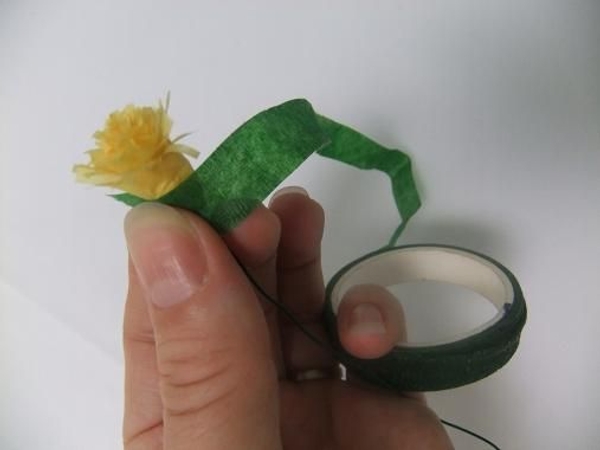 Tape the yellow yellow disc florets with florist tape Tape the yellow yellow disc florets with florist tape