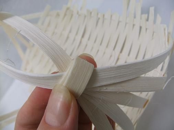 Wrap the soaked coil around the glue connection point. Wrap the soaked coil around the glue connection point.