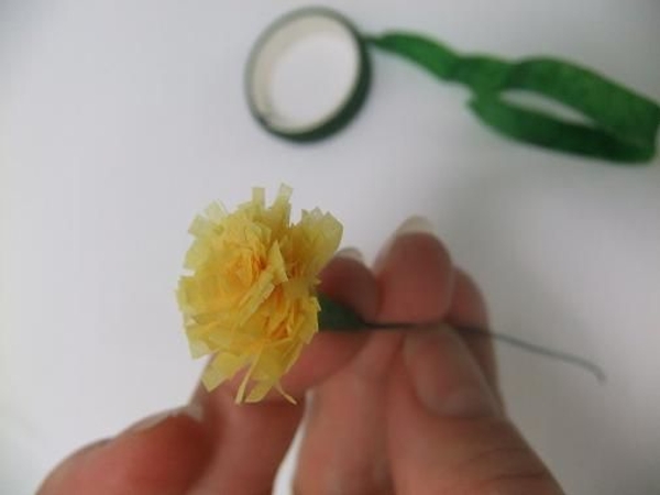 Yellow tissue paper disc florets. Yellow tissue paper disc florets.