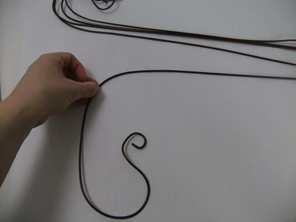 Curve the wire again to the right Curve the wire again to the right