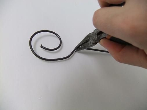 Give the wire a neat bend to lie flat. Give the wire a neat bend to lie flat.