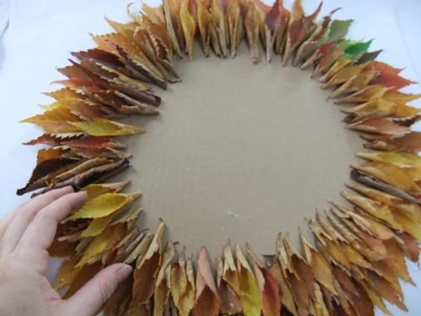 Glue a third row of leaves. Glue a third row of leaves.