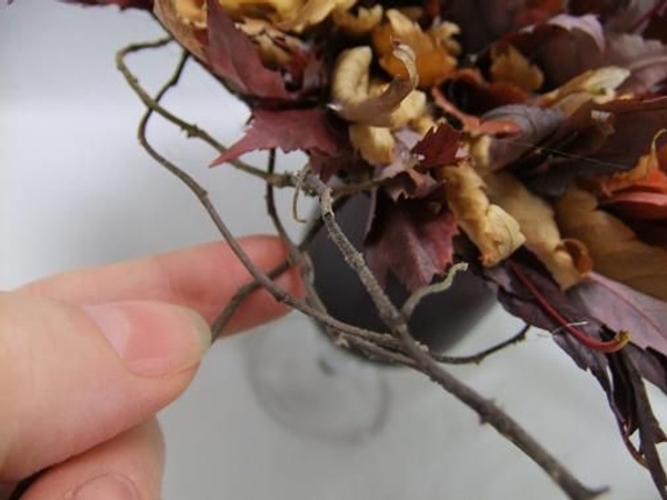 Glue and weave twigs around the rosette. Glue and weave twigs around the rosette.