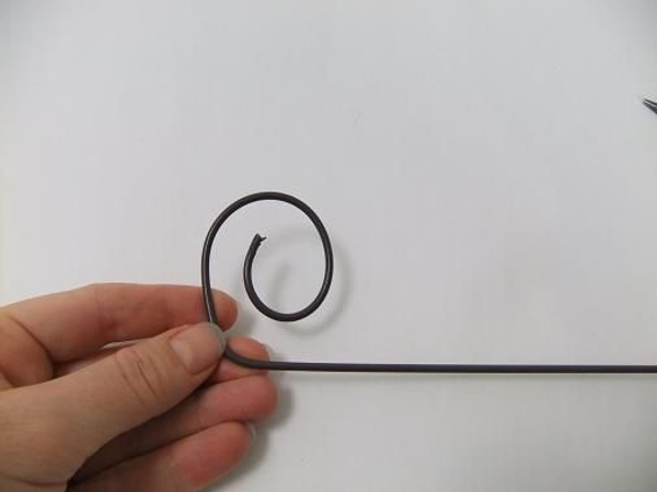 Keep the curl open to make it easy to hang Keep the curl open to make it easy to hang