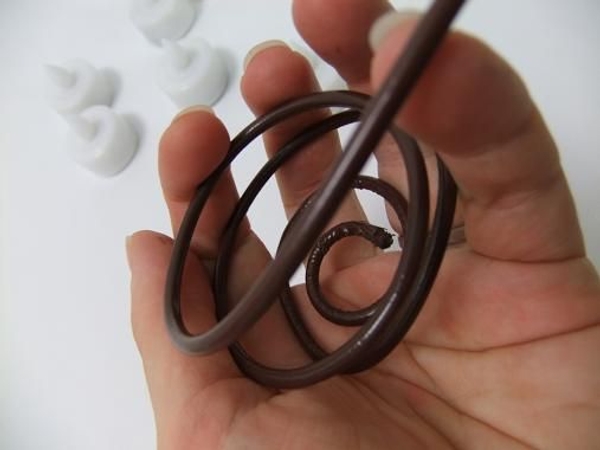 Shape the wire with your hand Shape the wire with your hand