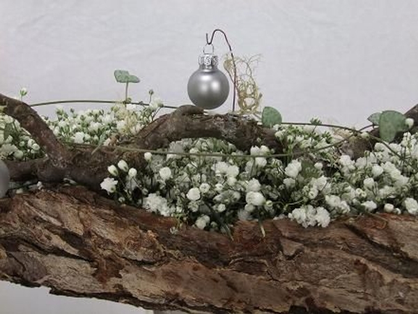 Baby’s breath, bark, hazel and rosary vine winter Christmas Baby’s breath, bark, hazel and rosary vine winter Christmas
