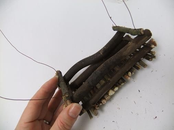 Continue to add twigs to build up the twig trunk Continue to add twigs to build up the twig trunk