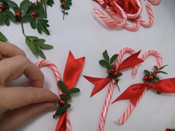 Glue the boxwood snipped to the ribbon Glue the boxwood snipped to the ribbon