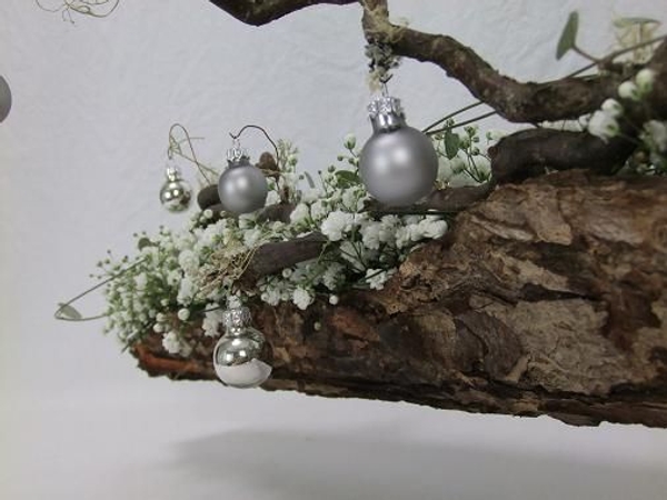 Gypsophila and bark Yule log Gypsophila and bark Yule log