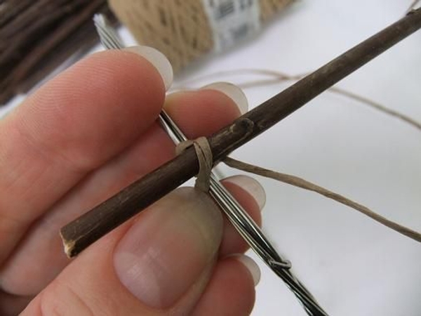 Bind the twig to the circle with bind wire Bind the twig to the circle with bind wire