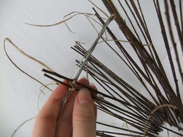 Bind two twigs in the middle of each of the quarters Bind two twigs in the middle of each of the quarters