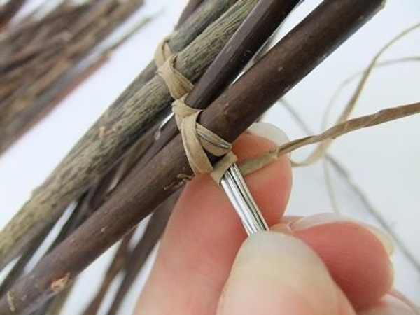 Catch the wire circle with the other wire before adding the next twig Catch the wire circle with the other wire before adding the next twig