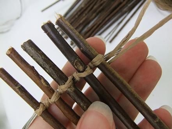 Continue binding twigs to the circle Continue binding twigs to the circle