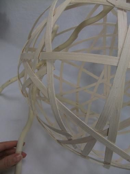 Cut a Mitsumata white bleached branch in three and fit it into the armature Cut a Mitsumata white bleached branch in three and fit it into the armature