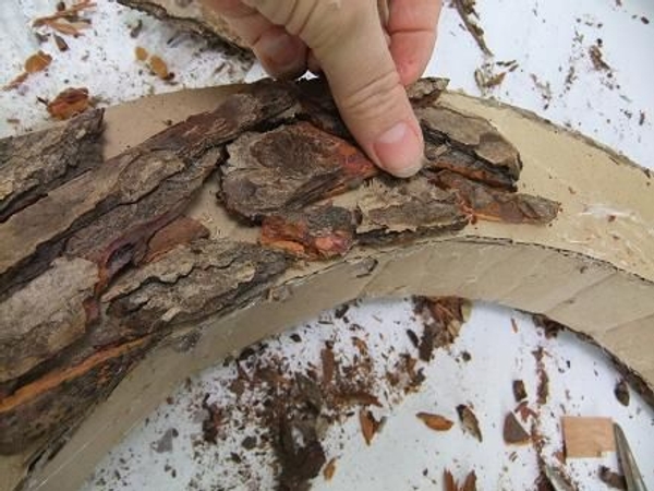 Follow the arch but do not soften the edges by covering it with bark. Follow the arch but do not soften the edges by covering it with bark.