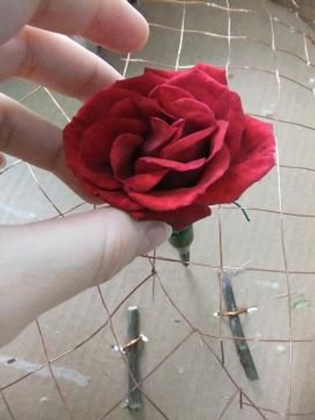 Place a copper mesh in the structure to keep the flowers in place. Place a copper mesh in the structure to keep the flowers in place.