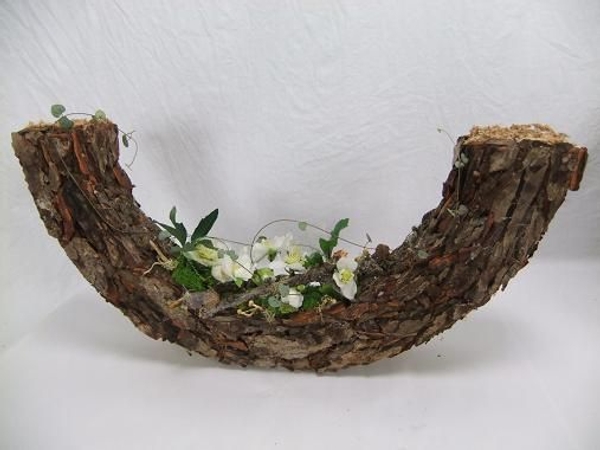 Sharp edged arc armature for a floral art design Sharp edged arc armature for a floral art design