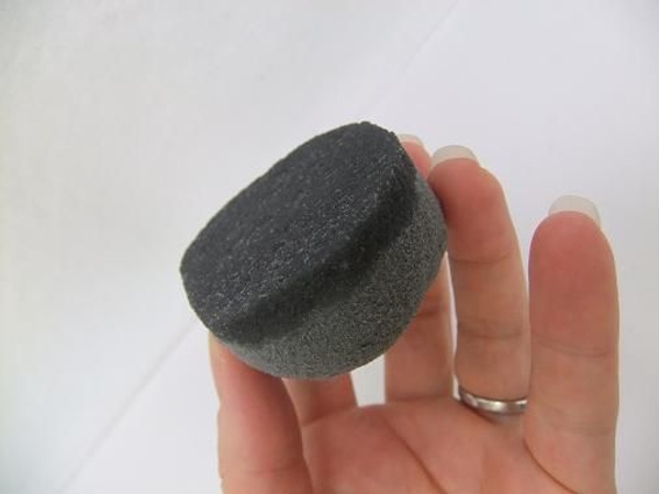 Let the floral foam pebble rest until it soaked up about a cm of wax Let the floral foam pebble rest until it soaked up about a cm of wax