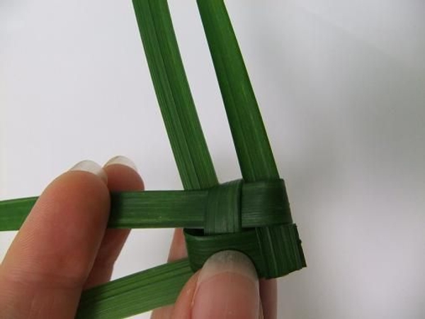 Pull the blade of grass tightly Pull the blade of grass tightly