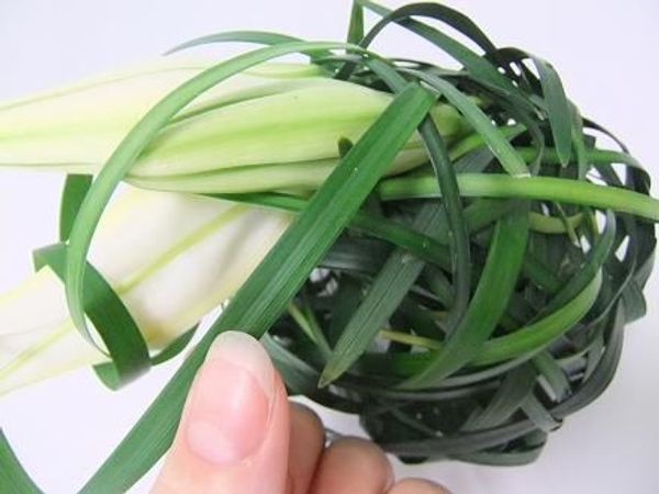 Add the lilies and weave a few blades of grass to tangle around the flowers Add the lilies and weave a few blades of grass to tangle around the flowers
