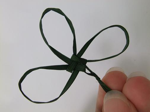 Pull the knot tight and open the three clover leaf loops up