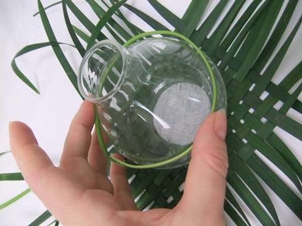 Slip the loop over the neck of the vase Slip the loop over the neck of the vase