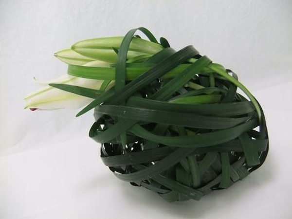 Wrap the grass around the lilies. Wrap the grass around the lilies.