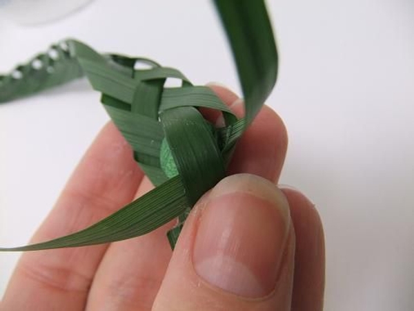 Fold the grass back over the magnet Fold the grass back over the magnet