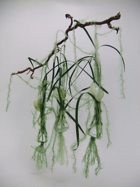 Let the grass hang down the design to create rhythm. Let the grass hang down the design to create rhythm.