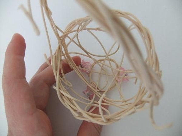 Glue the wreath to the bottom of the basket Glue the wreath to the bottom of the basket