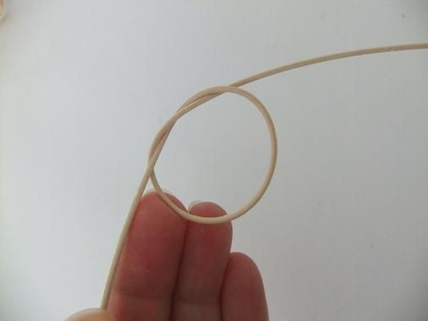 Make a small knot in a piece of rattan. Make a small knot in a piece of rattan.