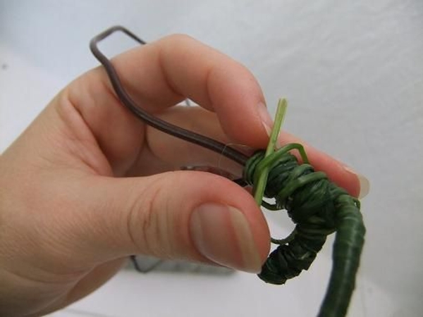 Secure the ends with a knot Secure the ends with a knot