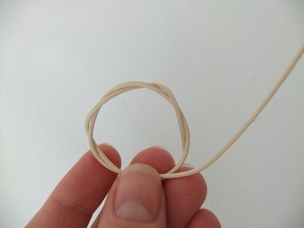 Weave the rattan into a tiny wreath Weave the rattan into a tiny wreath