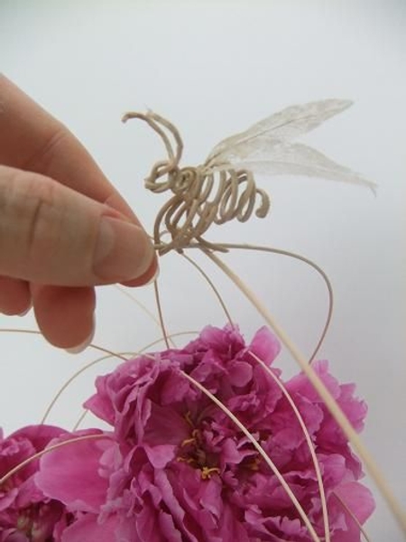 Add the tiny rattan bee to the design Add the tiny rattan bee to the design