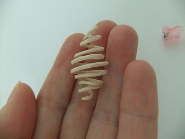 Pull out the other side into a spiral bee body Pull out the other side into a spiral bee body