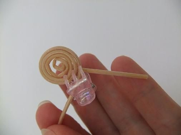 Secure the curl with a butterfly hair-clip Secure the curl with a butterfly hair-clip