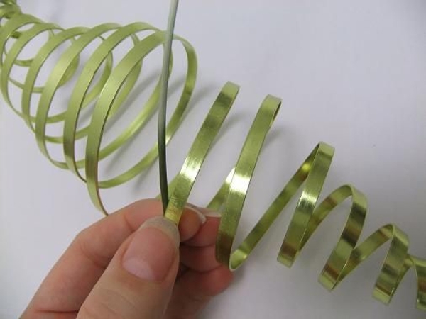 Start to cover the wire with ripped grass. Start to cover the wire with ripped grass.