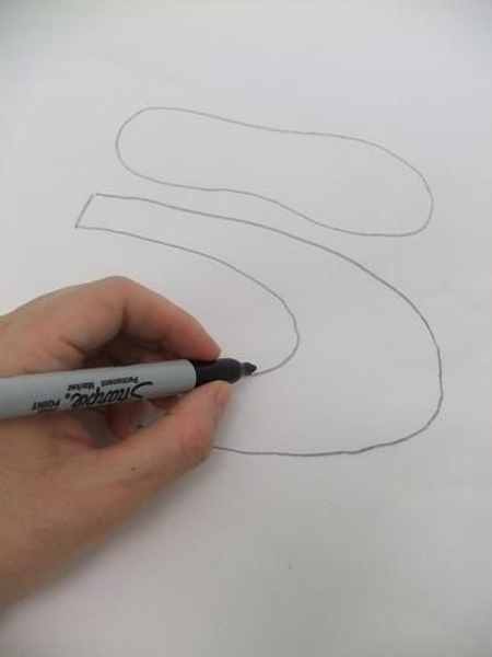 Draw the slipper pattern on thin paper Draw the slipper pattern on thin paper
