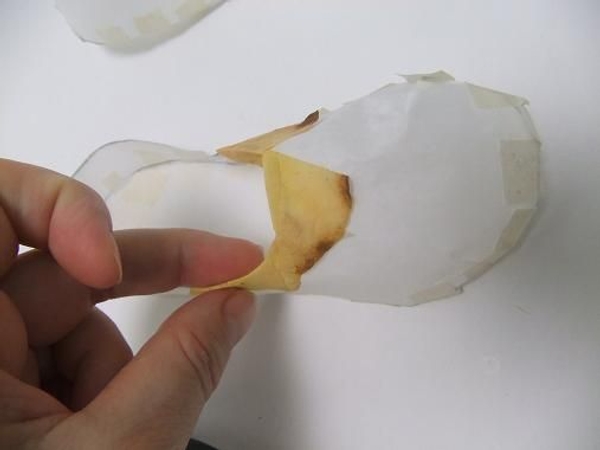Glue the fall leaves to the paper slipper. Glue the fall leaves to the paper slipper.