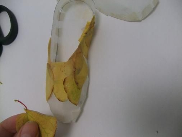 Overlap the leaves so that it will still cover the paper as it dries and shrinks Overlap the leaves so that it will still cover the paper as it dries and shrinks