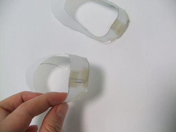 Tape the upper to the sole following the contours. Tape the upper to the sole following the contours.