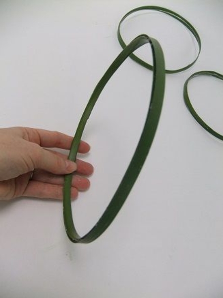Cover the inside of the wire with a leaf Cover the inside of the wire with a leaf