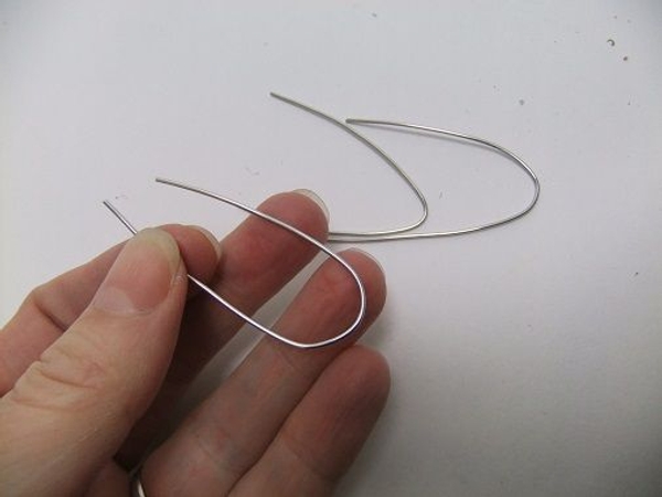 Cut and bend three short wires for feet Cut and bend three short wires for feet