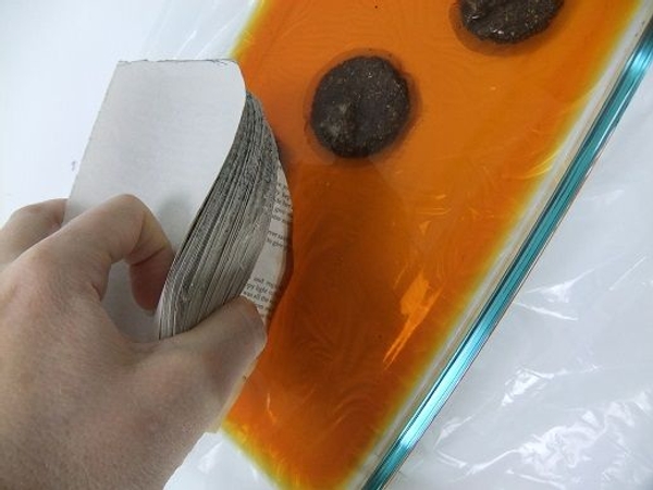 Dip the cut book in the tea Dip the cut book in the tea