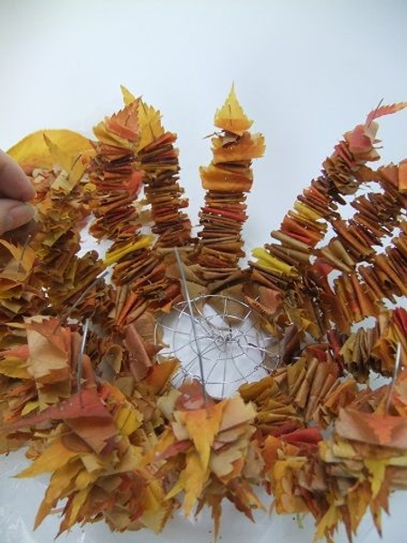 Fill up most of the wire with folded leaves. Fill up most of the wire with folded leaves.