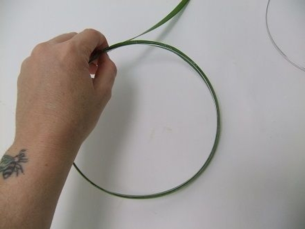 Glue the other half of the leaf to the inside of the ring Glue the other half of the leaf to the inside of the ring