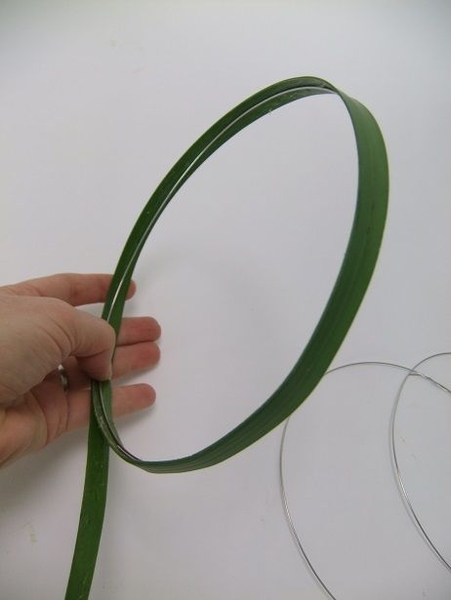 Overlap the ends and secure with glue Overlap the ends and secure with glue