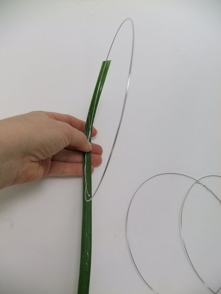 Roll the leaf around the wire Roll the leaf around the wire