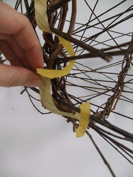 Gently wrap the leaf swirl around the wreath Gently wrap the leaf swirl around the wreath